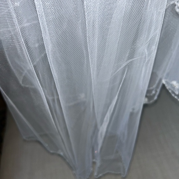 Elegant White Tulle Veil with Hair Comb - Picture 6 of 10